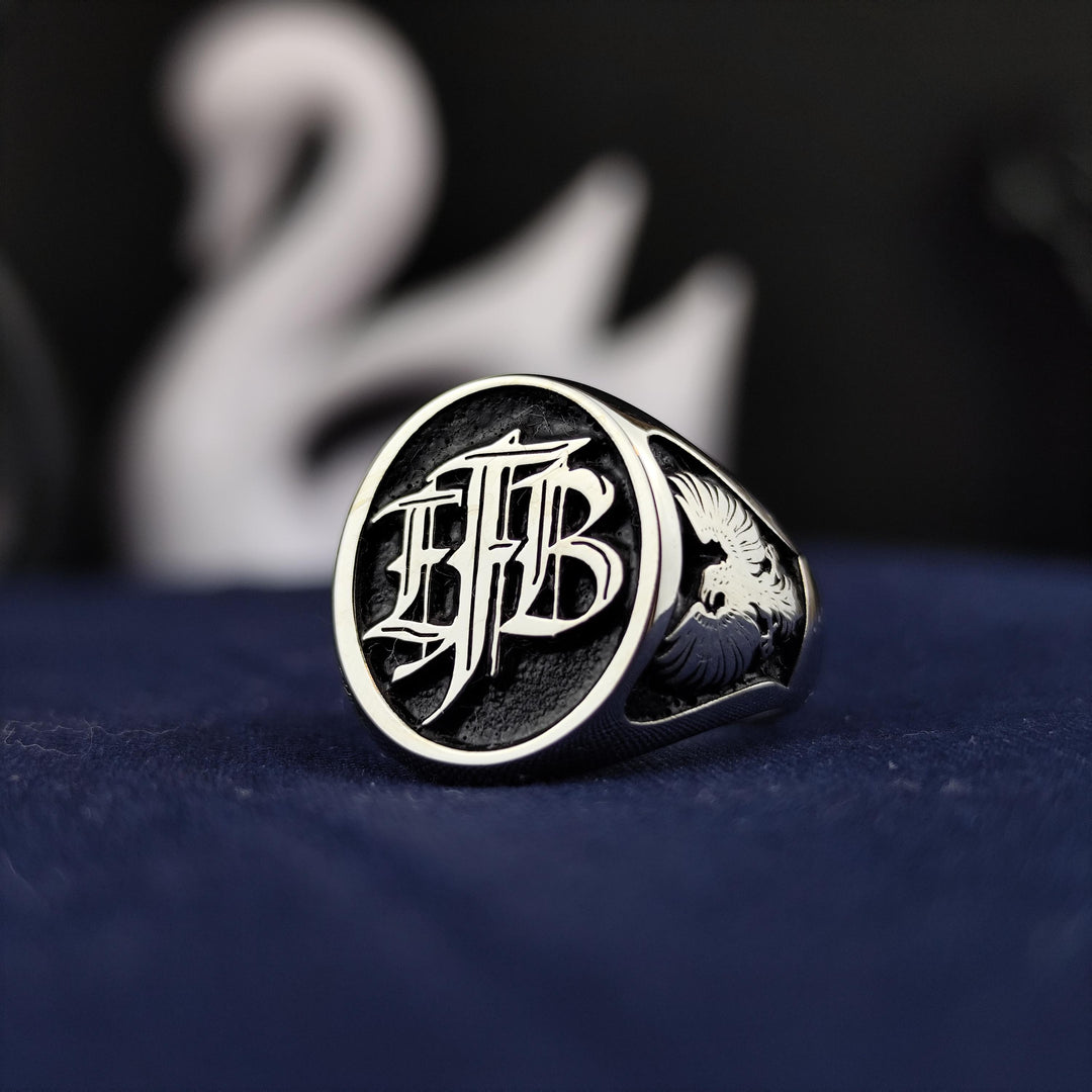 Elegant monogram ring in gold, featuring custom initials for men. Ideal as a meaningful gift, this ring suits both formal events and casual wear, adding a refined touch.