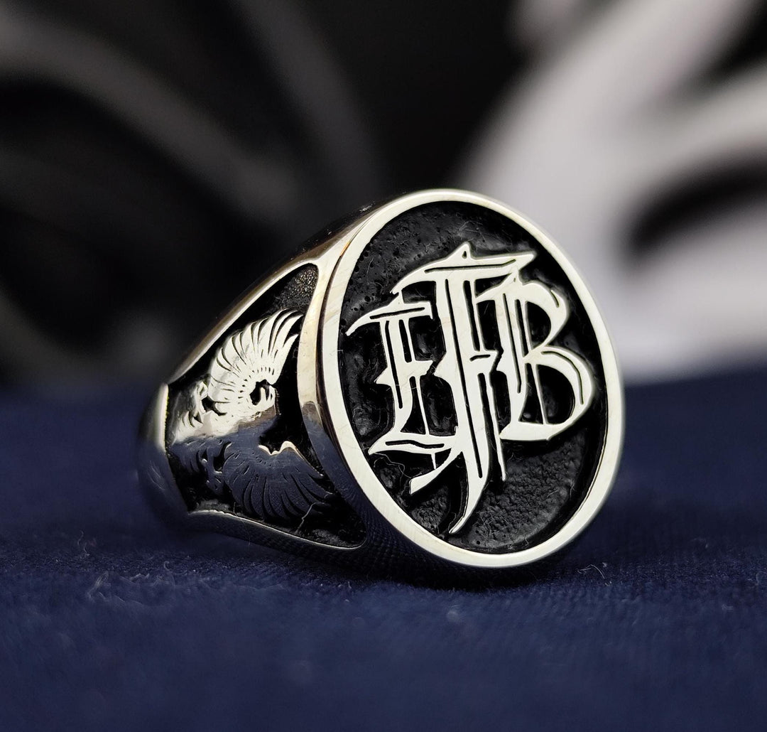 Men’s monogram ring with custom initials engraving in gold, designed as a classic signet ring. Perfect for everyday elegance, it’s a thoughtful and stylish gift for any man.