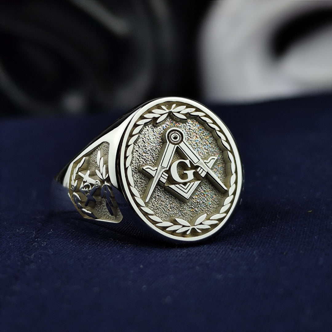 Elegant silver Mason ring showcasing the Freemason insignia, ideal for both daily wear and ceremonies.
