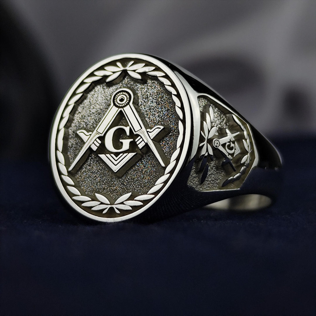 Classic Masonic ring in silver with the traditional square and compass symbol, ideal for Mason members.