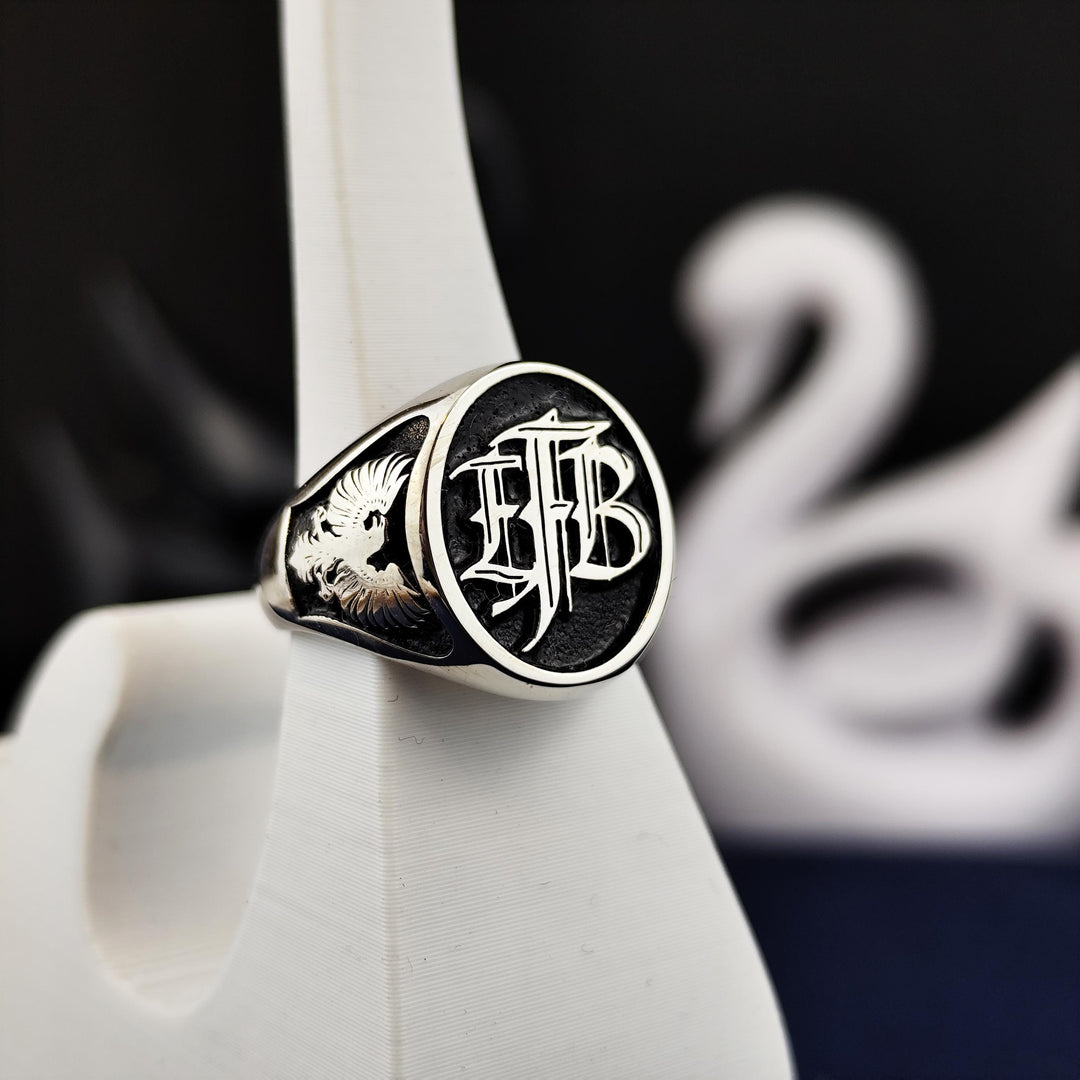 Classic gold monogram ring for men, featuring custom initials engraving. A sophisticated addition to any outfit, this ring is designed for those who value elegance and personalization.