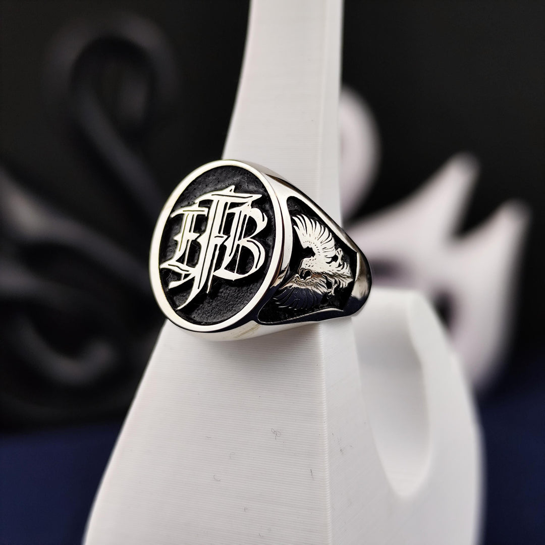Silver men’s signet ring with personalized monogram, offering a timeless look. Perfect for special events or daily wear, it’s a unique piece that reflects one’s identity.