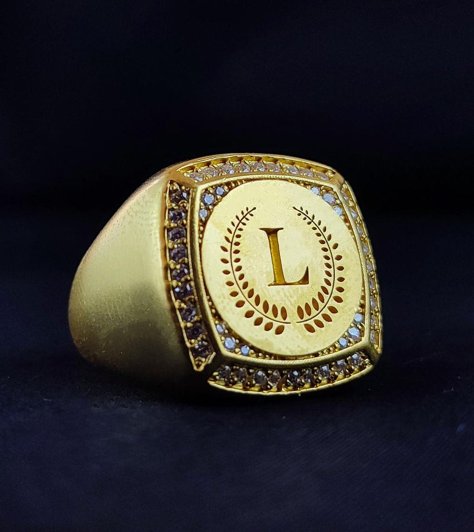 Men’s gold initial ring with a custom engraved letter, perfect for adding a personal touch. This elegant signet ring combines style and meaning for everyday wear.