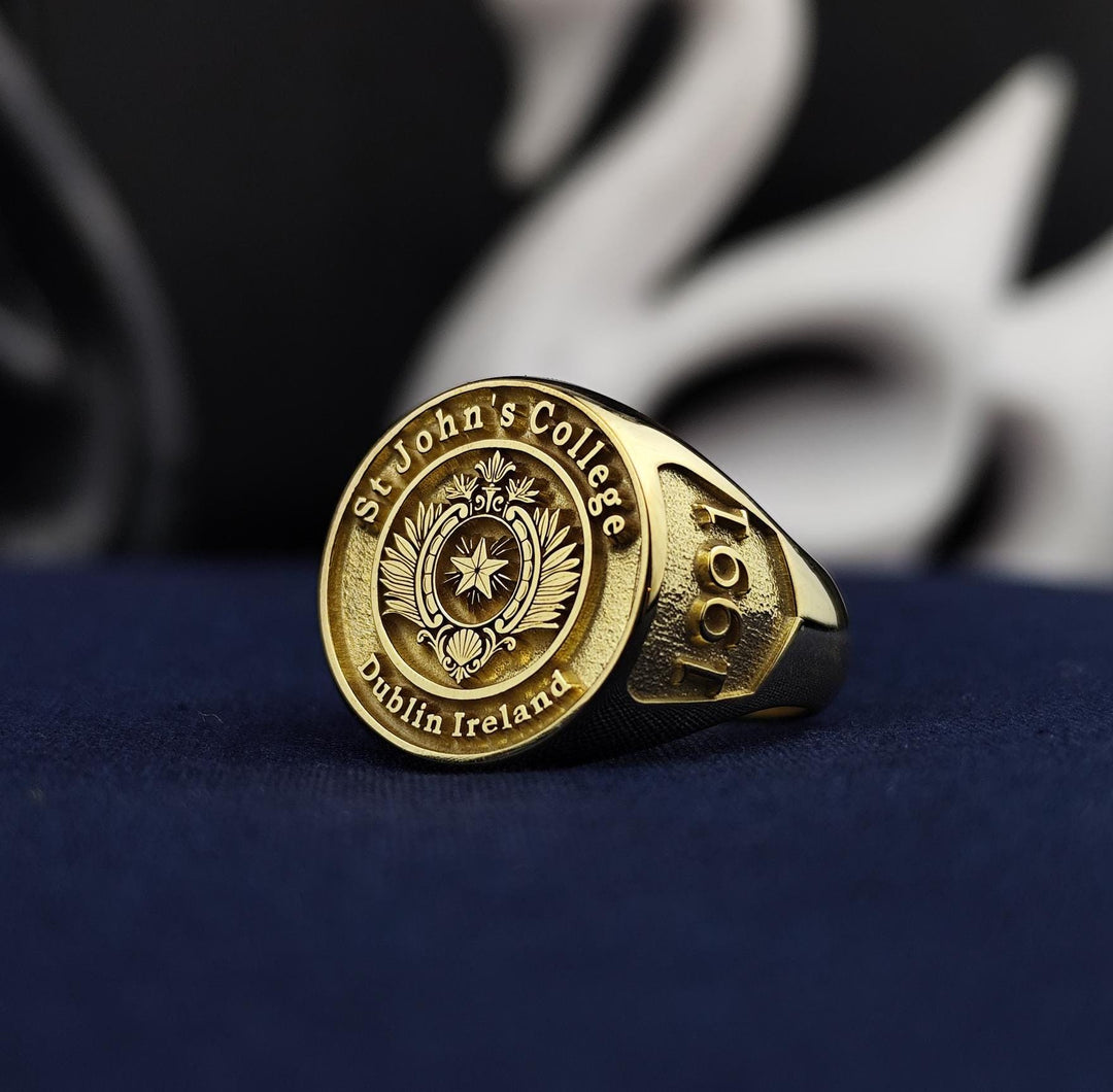 Elegant gold-plated college ring, designed as a meaningful graduation gift. Ideal for commemorating academic success with style.