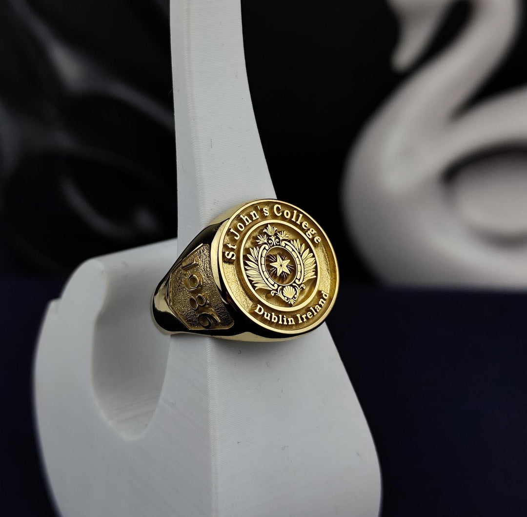 Personalized gold-plated university ring with a sleek design, crafted to honor academic achievements. A thoughtful graduation gift.