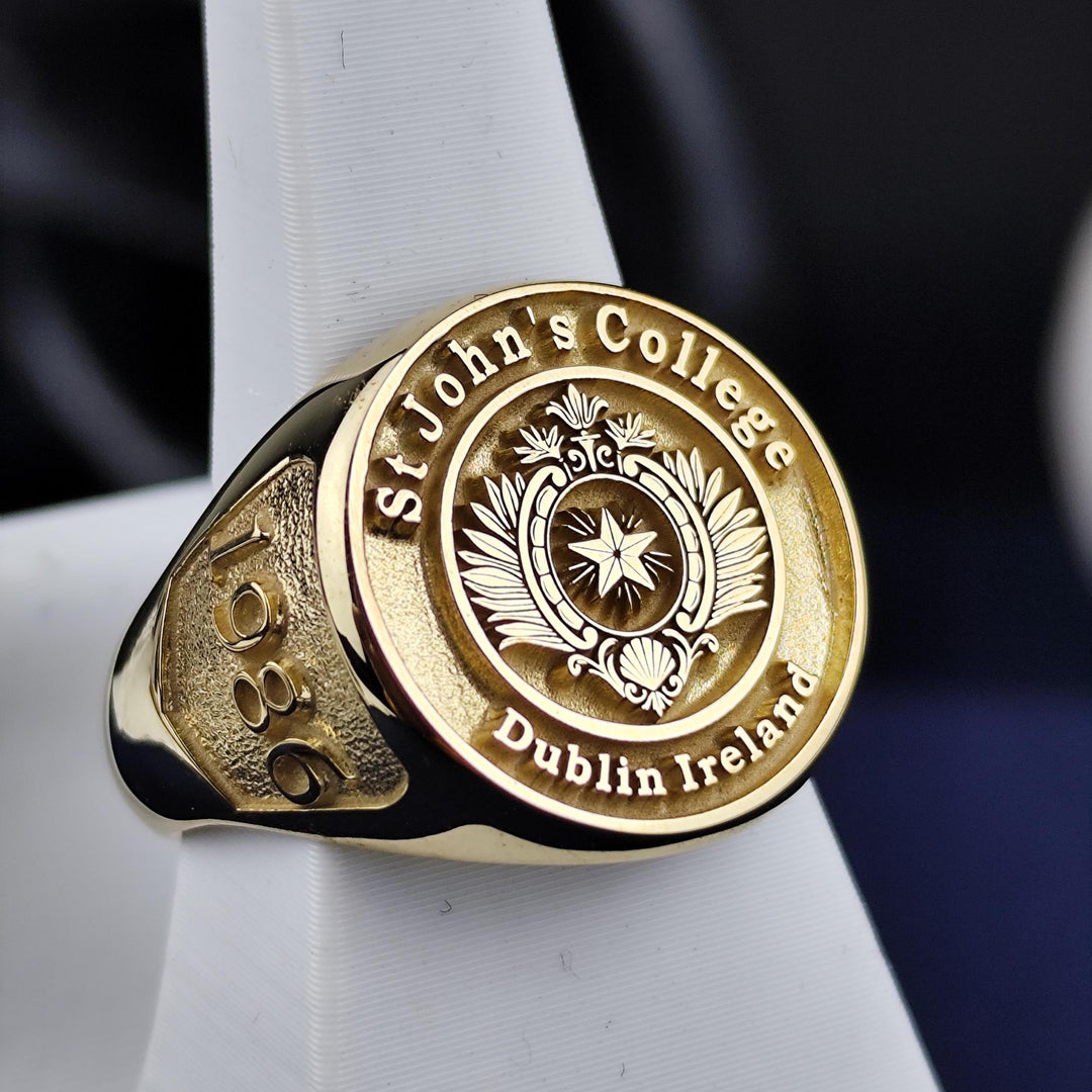 Unique gold-plated graduation ring featuring a university crest. Perfect for those who appreciate timeless academic jewelry.