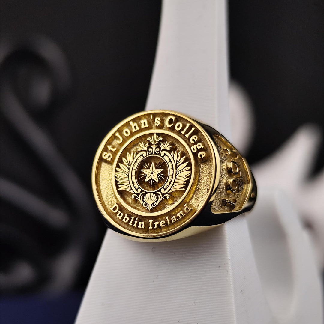 Graduation university ring with gold plating, crafted with precision and style. A perfect gift for alumni and recent graduates.
