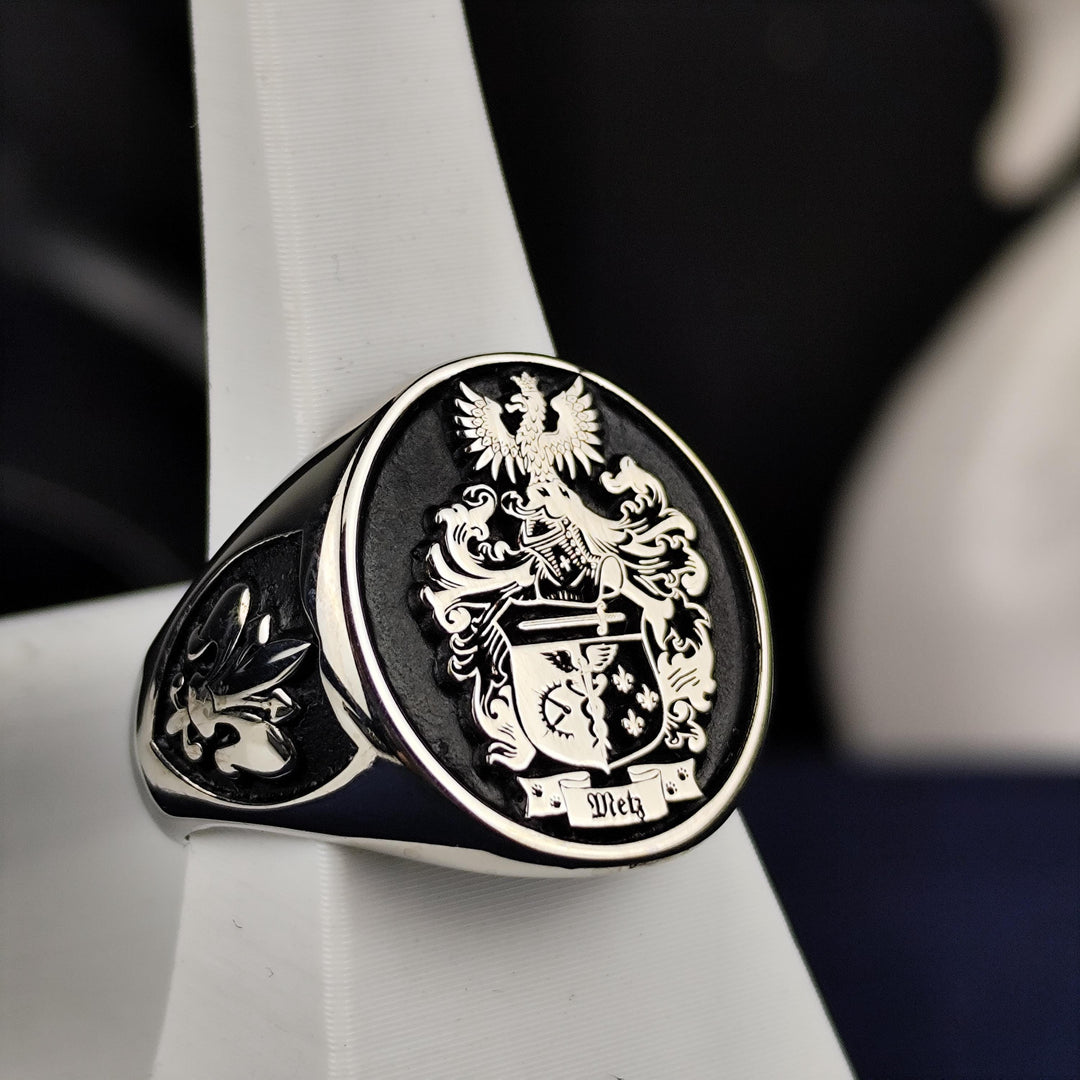 Custom family ring crafted in high-quality silver, featuring a bold coat of arms design. A timeless accessory for daily wear or formal occasions.