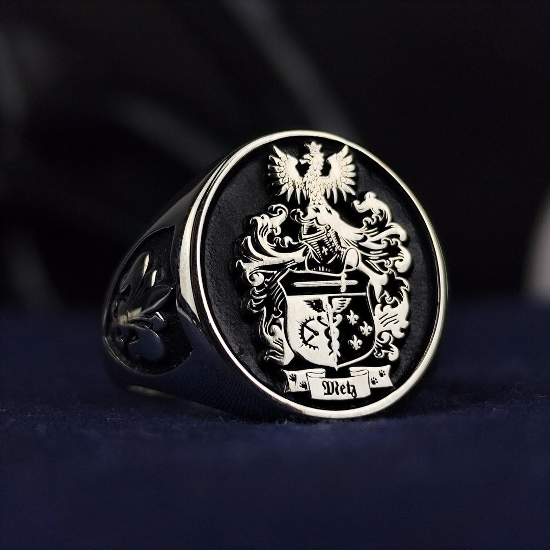 Elegant silver signet ring featuring a detailed family crest. This personalized piece is ideal for celebrating lineage and family pride.