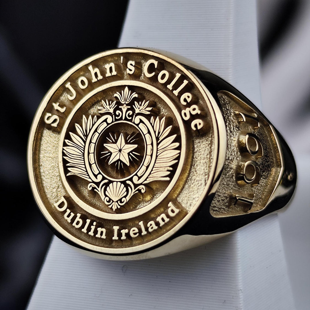 Gold-plated signet ring for university graduates, designed with elegance. This ring symbolizes achievement and makes a lasting keepsake.