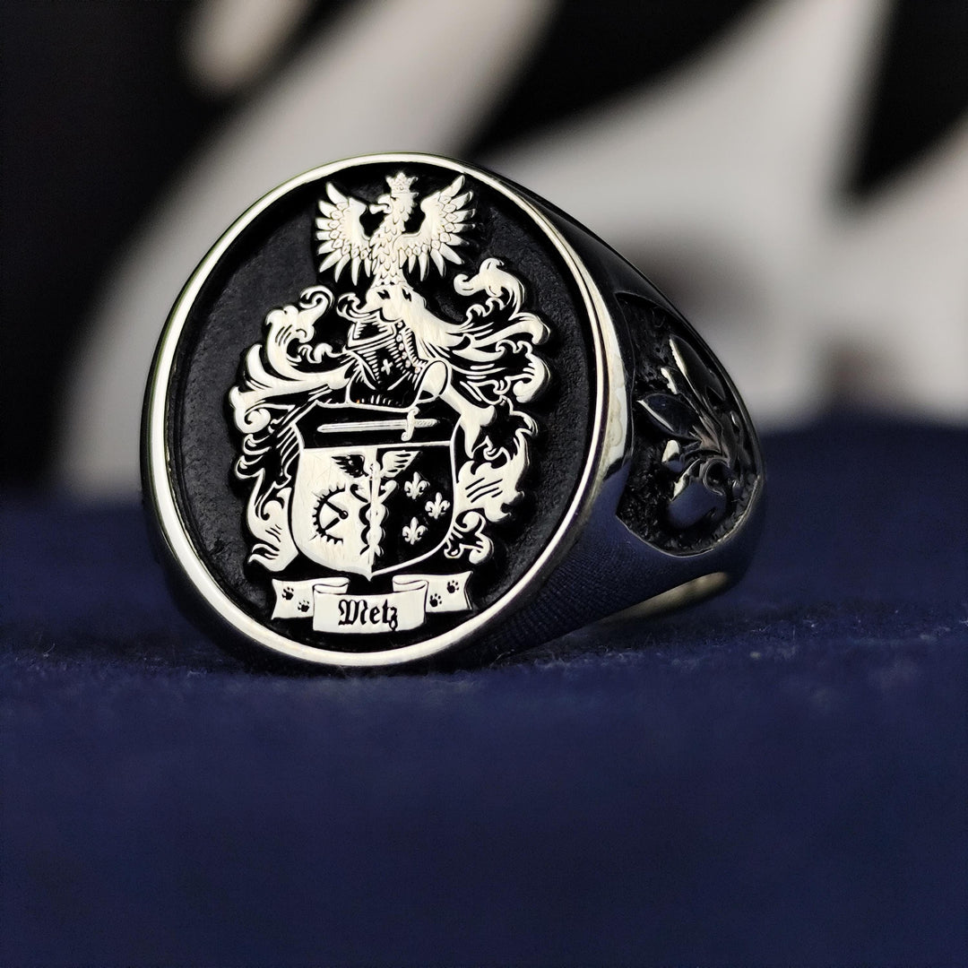 Personalized silver signet ring with a detailed family emblem. This ring combines elegance with the meaning of heritage, perfect for gifting.