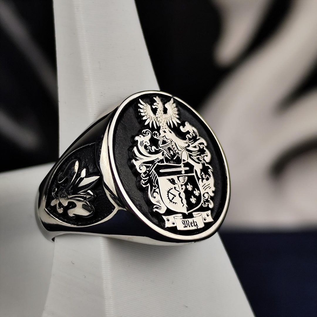 Silver Family Crest Ring – Custom Engraved Coat of Arms Signet for Men and Women