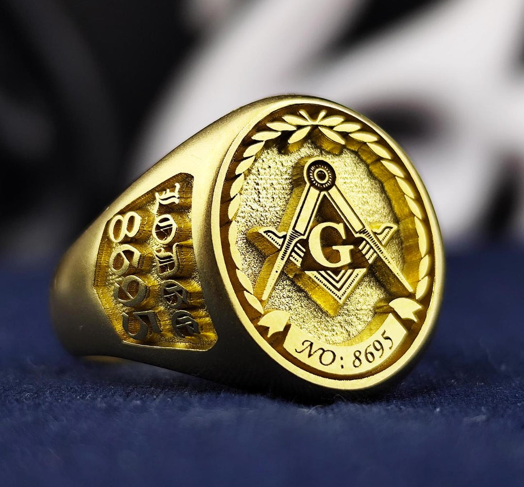 A striking Masonic lodge signet ring in vermeil, featuring a detailed square and compass engraving along with a custom lodge number. This gold-plated Freemason ring is crafted for men who appreciate heritage and symbolism. Designed as a timeless and sophisticated piece, it is perfect for everyday wear or ceremonial occasions. An excellent fraternal gift for dedicated Masons and collectors of unique, meaningful jewelry.