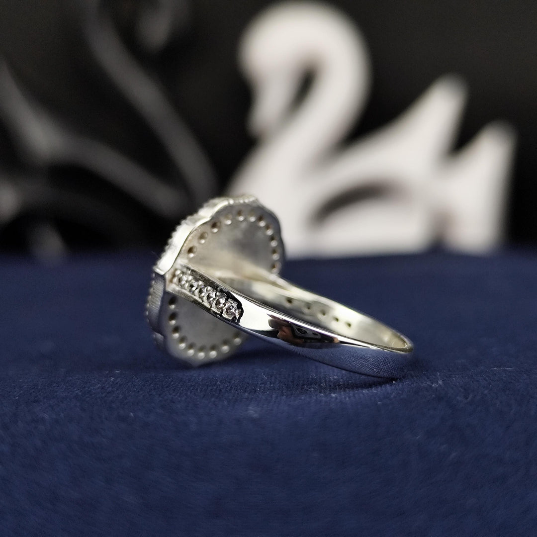 White stone women’s class ring, blending simplicity and sophistication. A versatile university ring suitable for daily wear or special occasions.