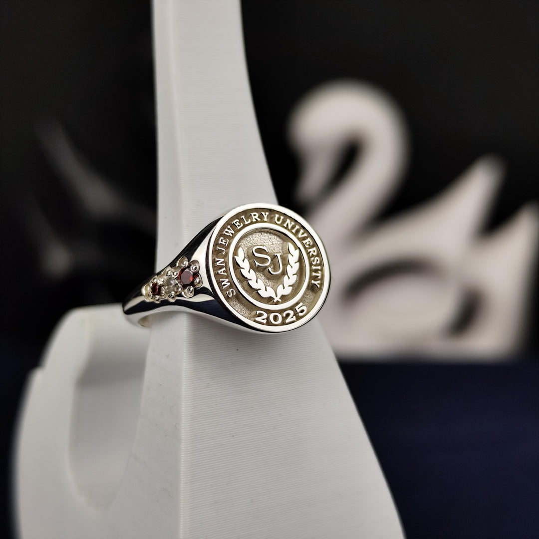 Stylish three-stone university ring for women, combining a minimalist design with a refined look. A timeless piece for celebrating graduation.