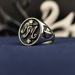 Load image into Gallery viewer, Oval silver ring with a personalized letter engraving, crafted as a keepsake for women and men. Ideal for marking special moments or as a stylish gift.