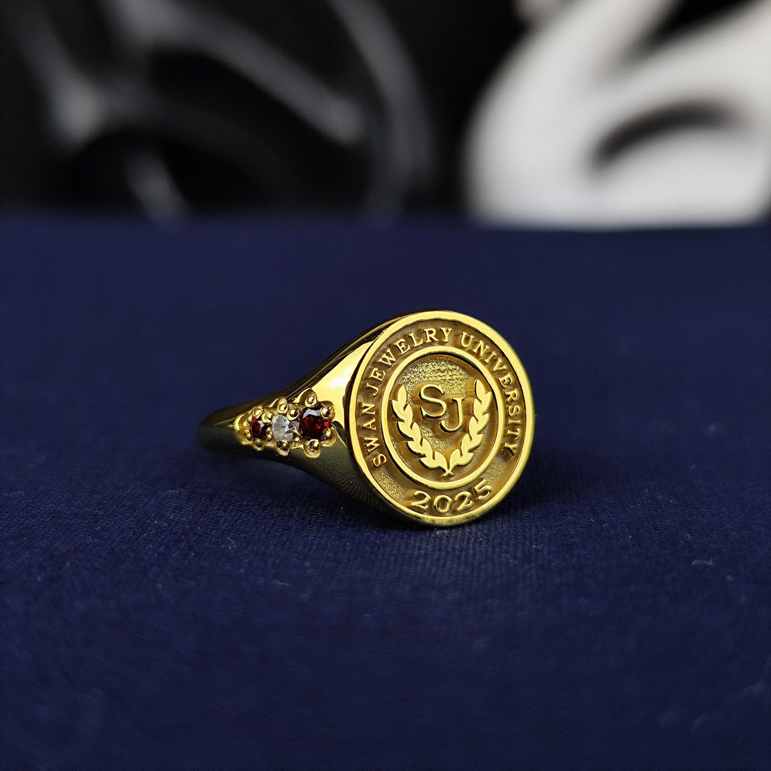 Elegant minimalist gold-plated university ring for women, designed to celebrate academic success. Perfect as a stylish graduation gift or a keepsake for proud alumni.