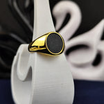 Load image into Gallery viewer, Versatile unisex ring in gold-filled with a polished black oval inlay. Perfect for those who value refined, minimalist jewelry.