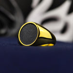 Load image into Gallery viewer, Unisex gold-filled ring featuring a bold black oval centerpiece. A stylish and versatile accessory for any outfit or event.