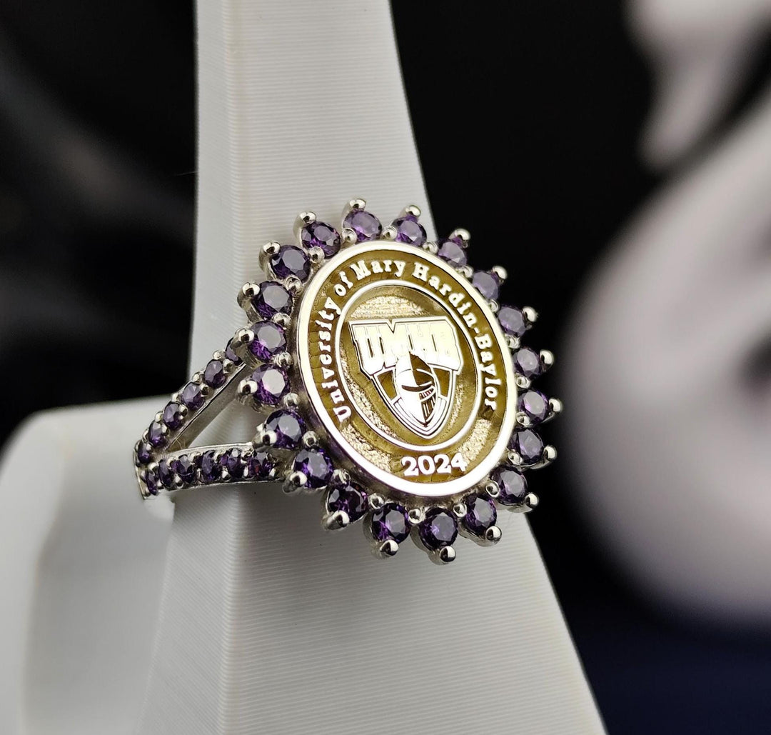 Custom graduation ring in gold with a double band and sparkling stone. A timeless gift for women celebrating their academic journey.