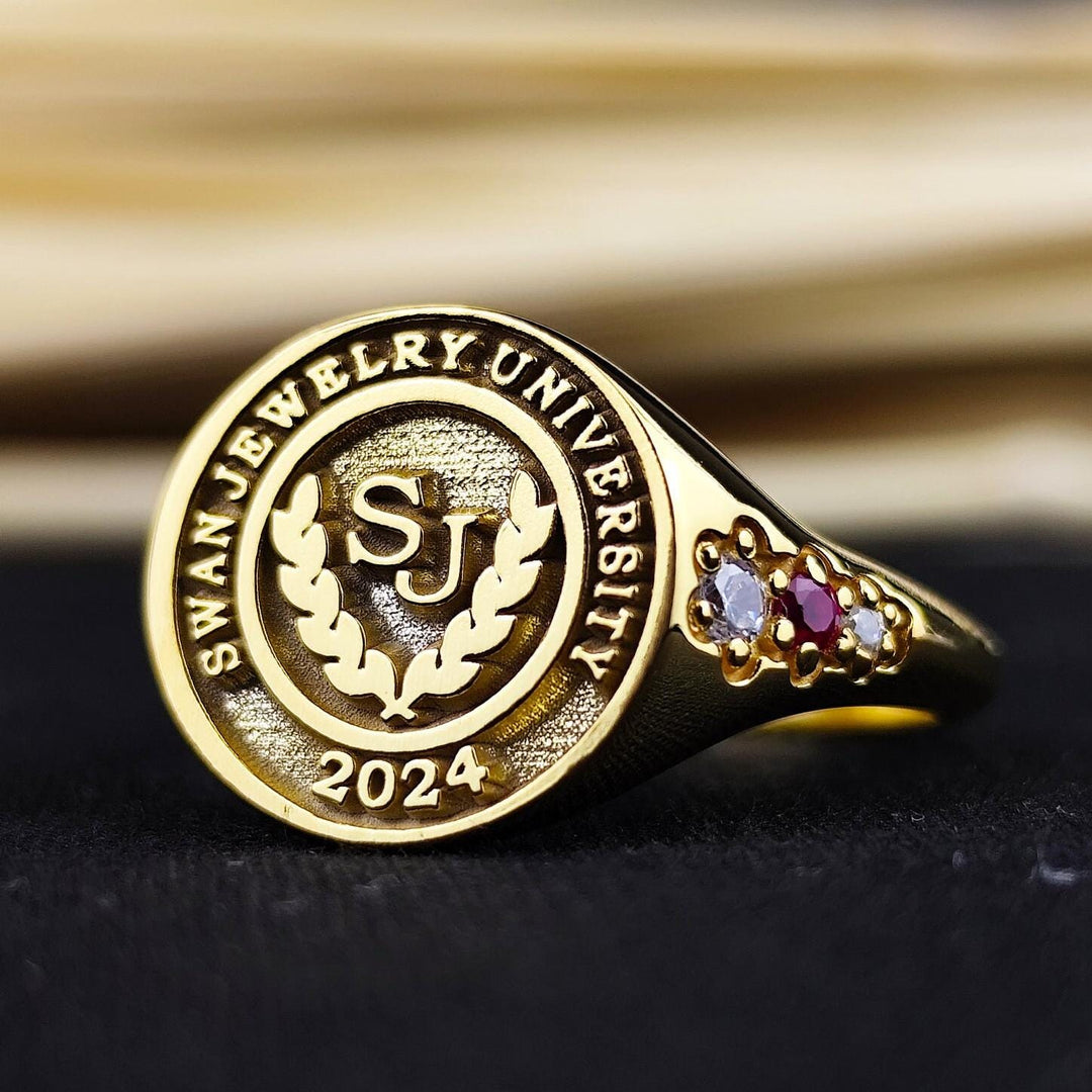 Minimalist gold-plated women’s university ring, designed for elegance and simplicity. A perfect gift for graduates celebrating academic achievements.