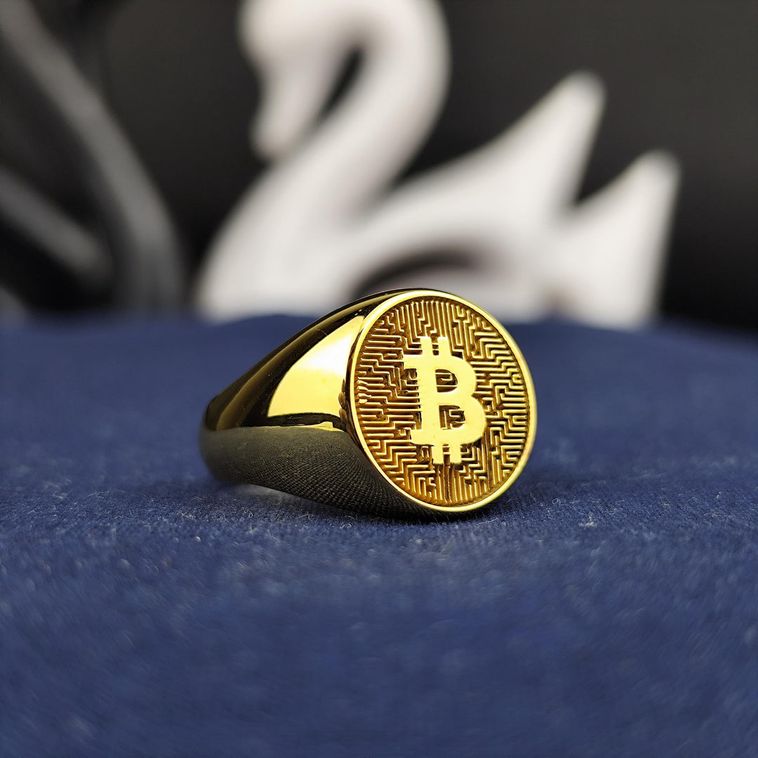 Minimalist gold Bitcoin ring, offering a sleek design that reflects the future of finance. Ideal for those passionate about cryptocurrency.