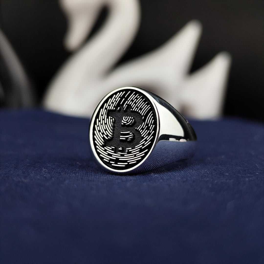 Unique gold-plated Bitcoin ring with a sophisticated silver base, blending innovation and fashion. Ideal for cryptocurrency investors and traders.