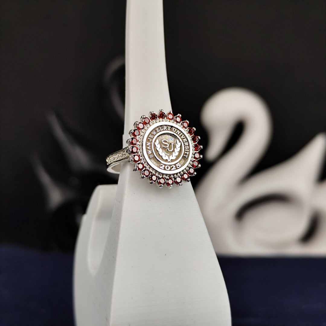Unique women’s college ring crafted in silver with a refined round design. Perfect for celebrating academic achievements, this ring adds a touch of elegance to any outfit or occasion.