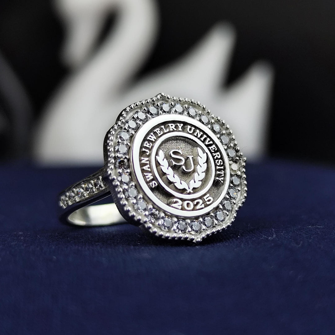 Women’s university ring featuring a central white stone, designed for elegance and academic pride. Perfect for celebrating graduation and honoring educational achievements.