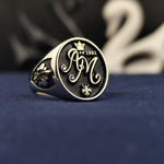 Load image into Gallery viewer, Elegant custom letter ring in silver with an oval design, suitable for women and men. A timeless and unique accessory for daily wear or special occasions.