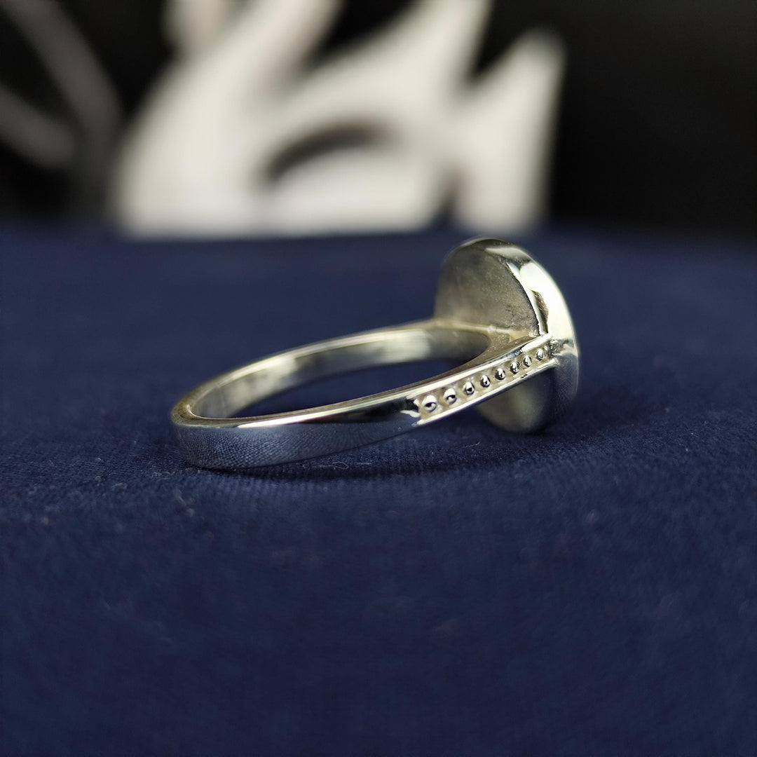 Stylish women’s ring with a stunning stone, offering a unique blend of elegance and charm. A versatile piece for formal and casual looks.