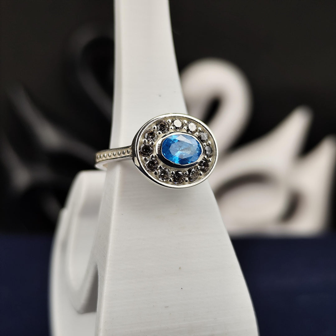 Sleek and sophisticated women’s stone ring, designed with elegance in mind. A versatile and timeless piece for special occasions or gifting.