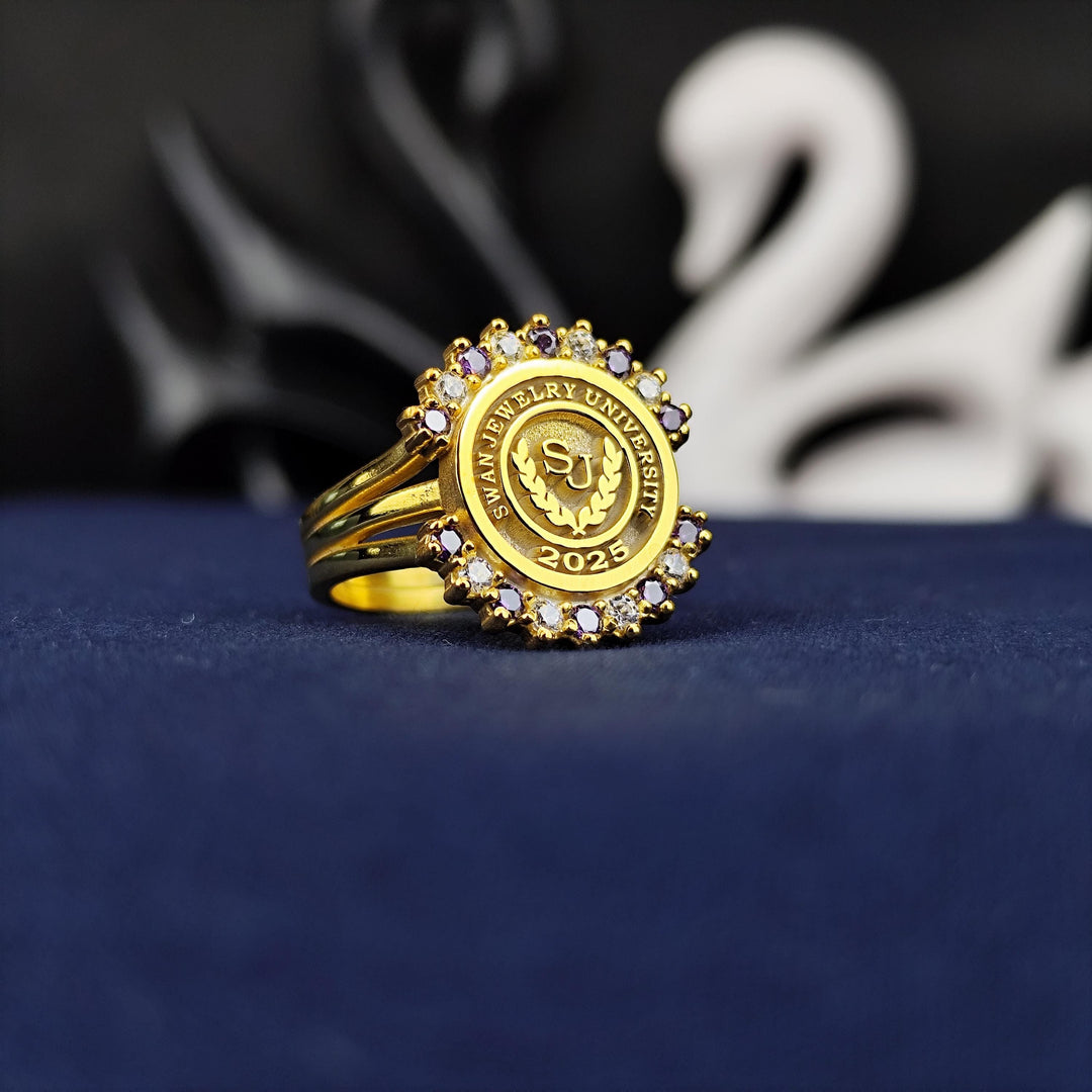 Women’s school ring crafted with a personalized design, ideal for marking graduation and academic pride. A thoughtful and stylish accessory for graduates.