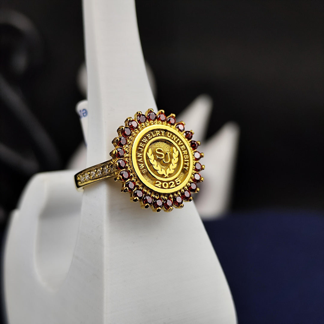 Elegant gold-plated women’s university ring with a polished round design and a striking red stone. Ideal for graduates or alumni looking for timeless and stylish jewelry.