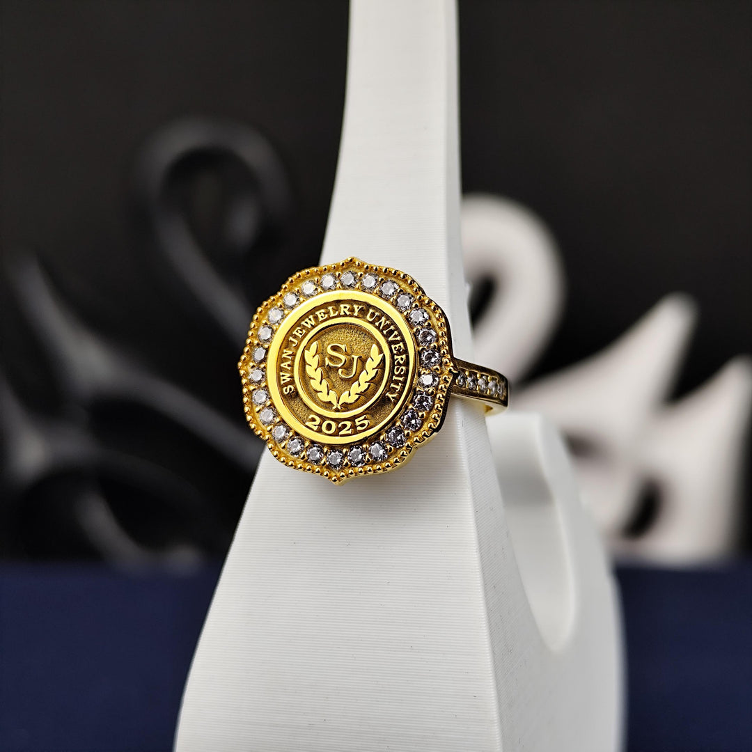 Custom-designed gold-plated women’s university ring with a stunning white stone. A timeless and versatile piece for marking academic achievements.