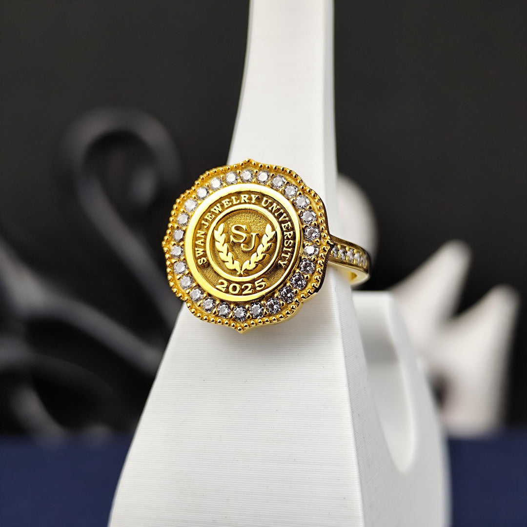 Women’s graduation ring in gold plating with a polished white stone, combining elegance with a meaningful design. Ideal for formal or casual wear.