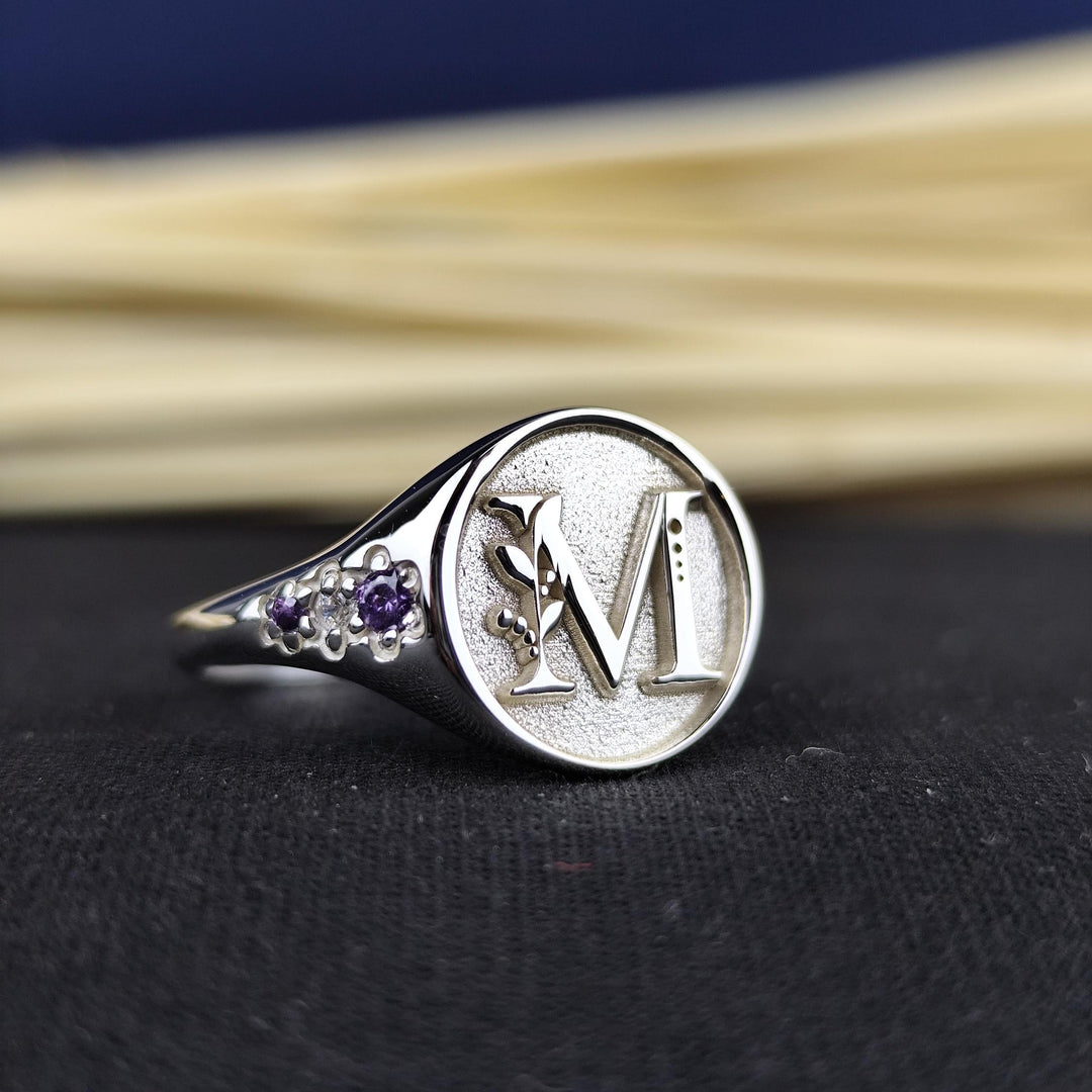 Elegant monogram ring with a personalized letter, available in gold. Ideal for adding a subtle yet personal accent, perfect for everyday wear or special occasions.