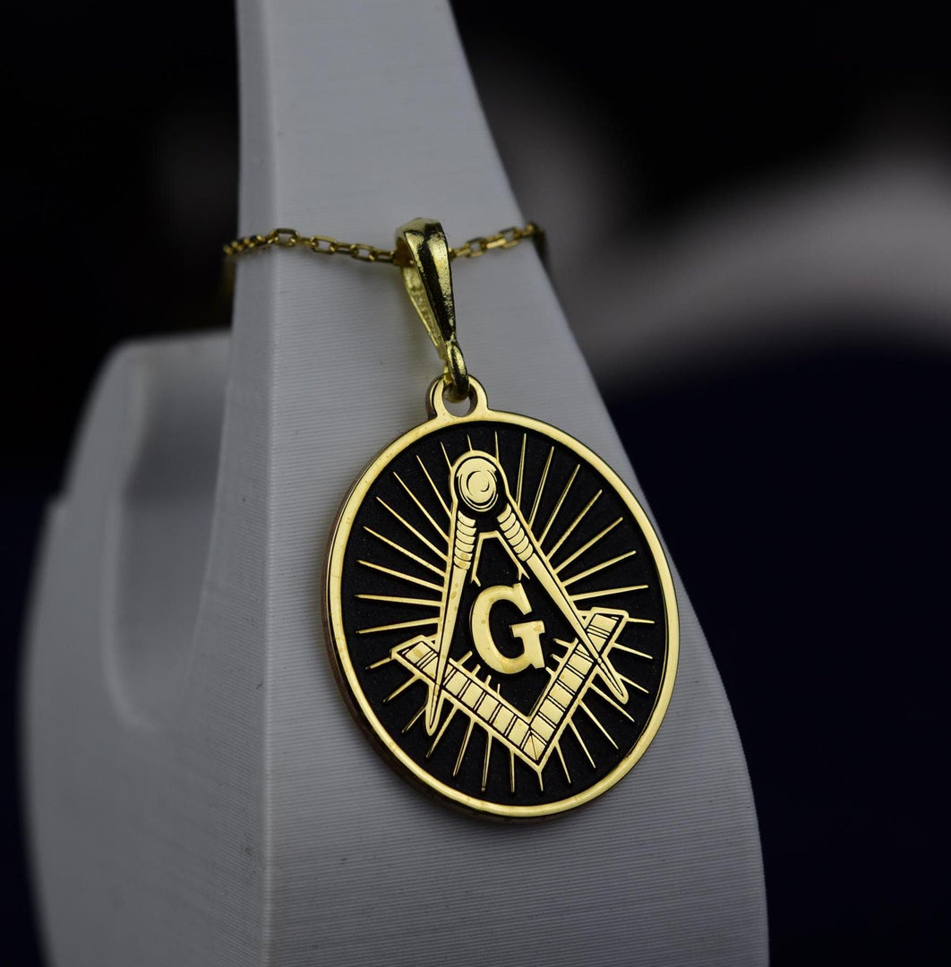 Freemason pendant necklace crafted in gold or silver, featuring a detailed Masonic charm. A meaningful accessory for honoring Freemason traditions.