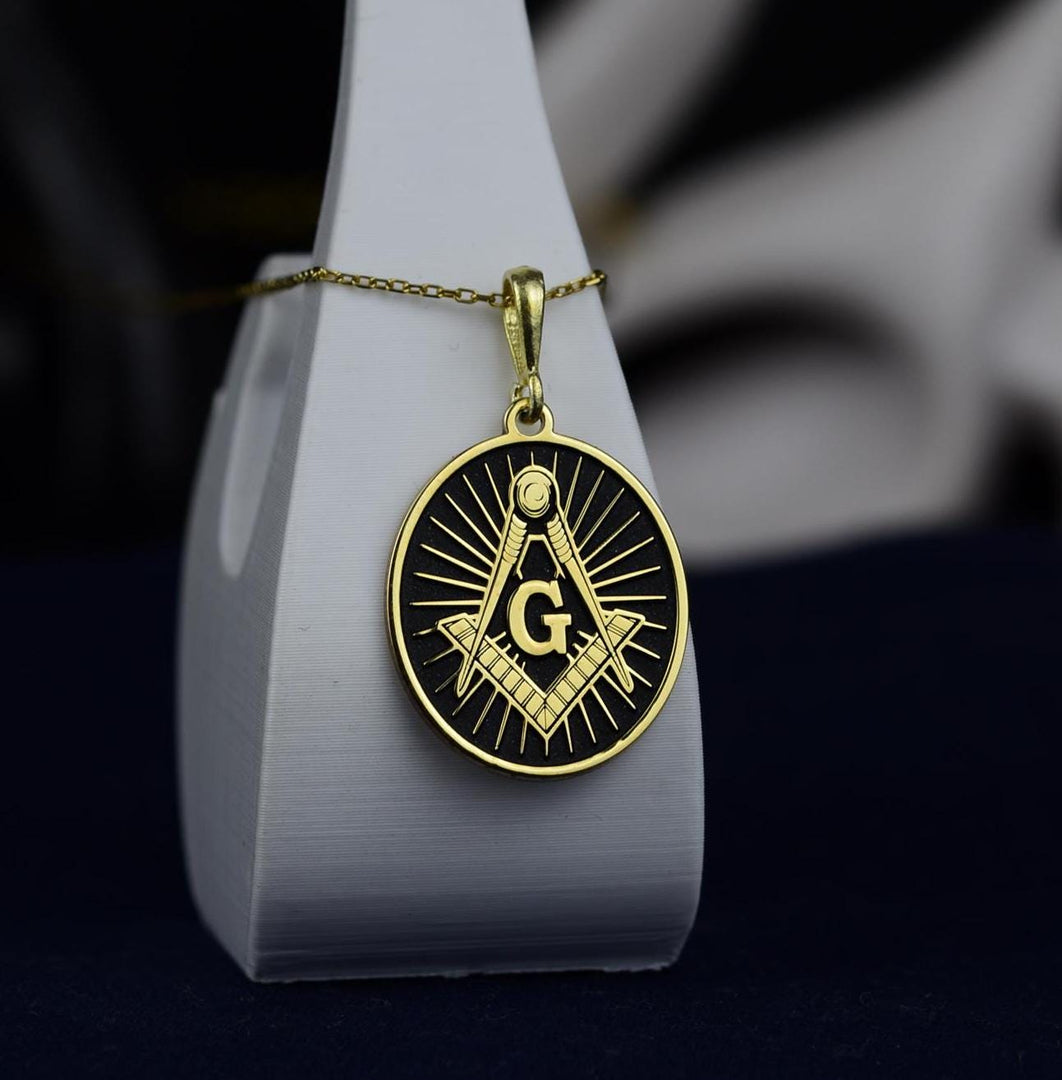 Elegant Freemason necklace with a polished pendant, ideal for showcasing Masonic heritage. A stylish and meaningful keepsake.