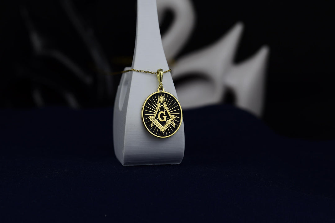 Heritage-inspired Masonic necklace with a polished charm, ideal for honoring Freemason traditions in an elegant way.