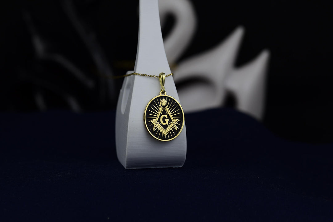 Stylish Mason necklace featuring a custom charm, perfect for celebrating milestones and preserving the legacy of Freemasonry.