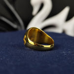 Load image into Gallery viewer, Minimalist Masonic signet ring made of gold, symbolizing unity and commitment. A refined and elegant piece of Freemason heritage jewelry.