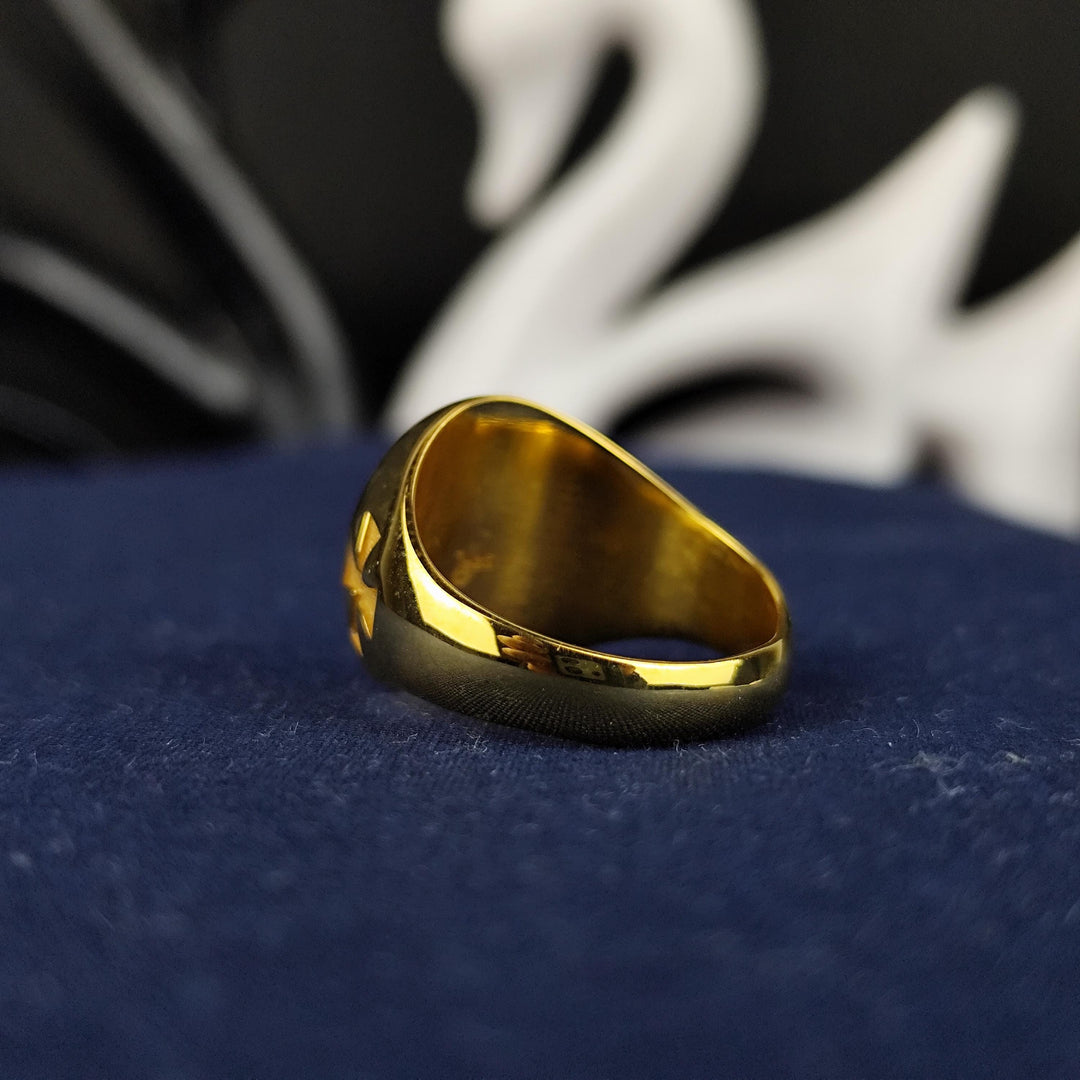 Minimalist Masonic signet ring made of gold, symbolizing unity and commitment. A refined and elegant piece of Freemason heritage jewelry.