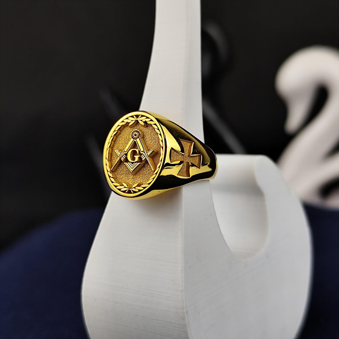 Classic gold Mason ring featuring an engraved lodge emblem, making it a timeless keepsake for Freemasons and their traditions.