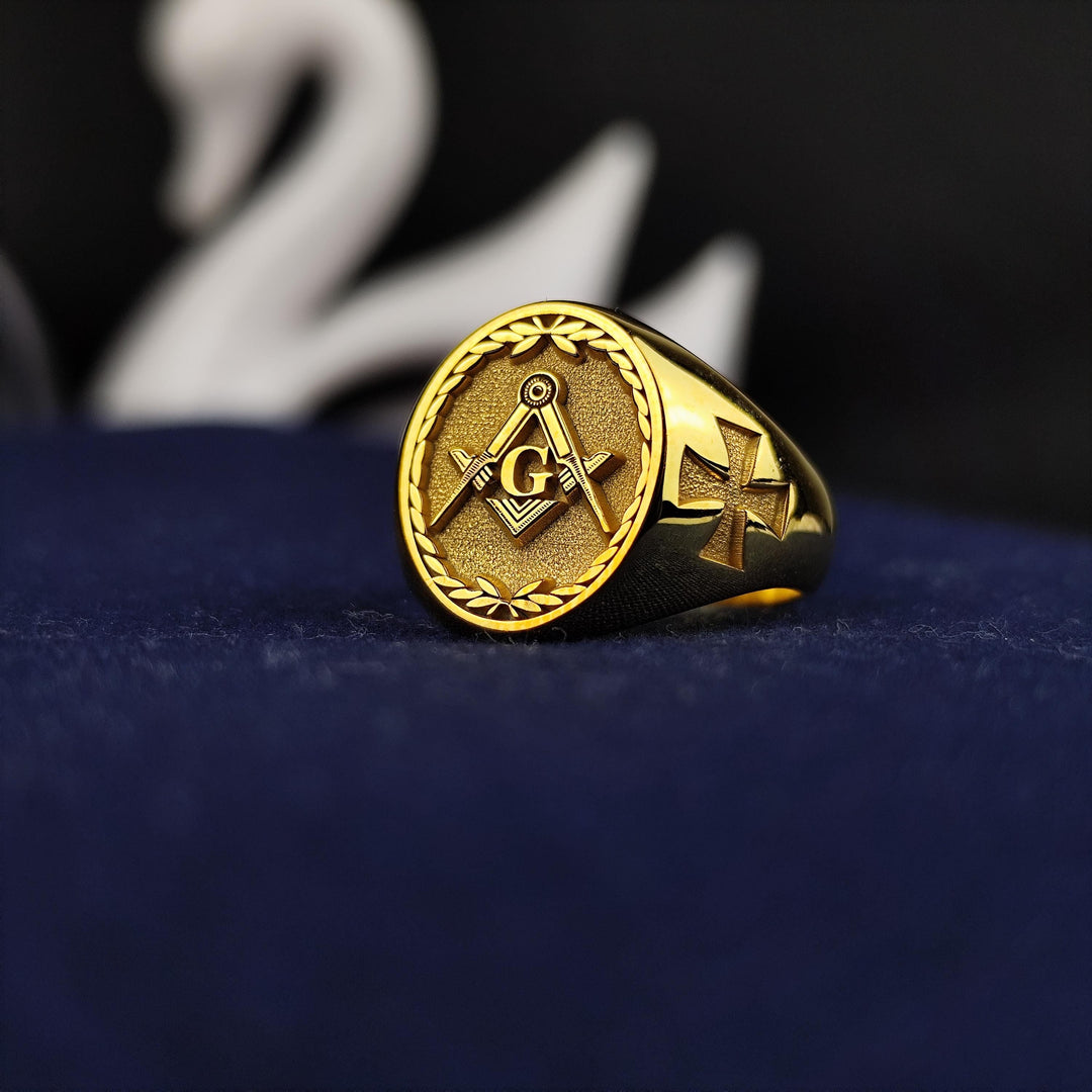 Elegant gold Mason ring with an iconic square and compass design. A stylish and symbolic Freemason jewelry piece for daily wear or ceremonies.