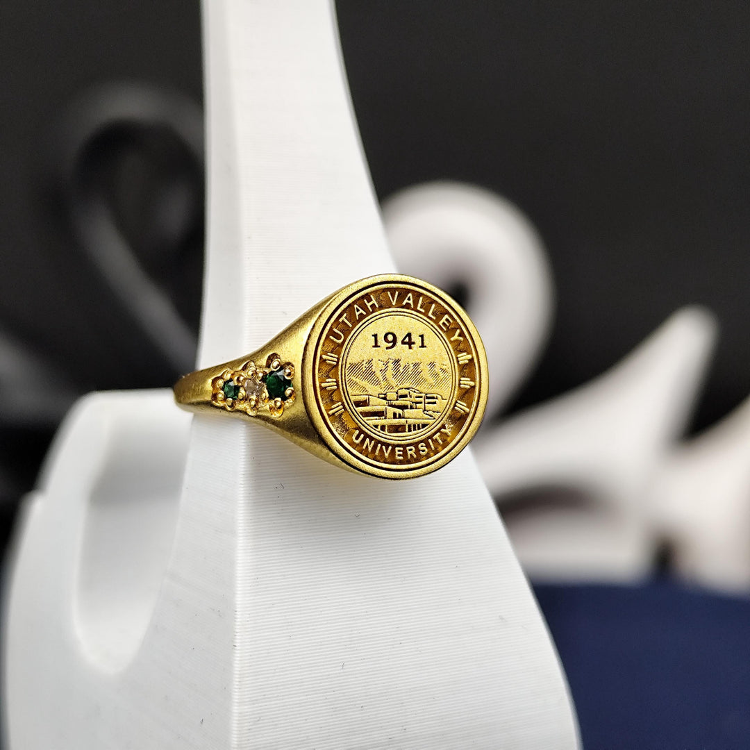 Delicate stone-set university ring with a gold vermeil coating, offering a perfect balance between minimalism and elegance. A meaningful academic jewelry piece.