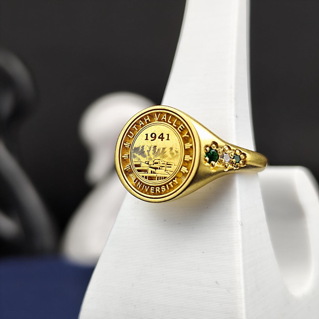Sophisticated women's university ring, featuring a stylish gold vermeil finish and a finely set stone. Perfect for commemorating school memories.