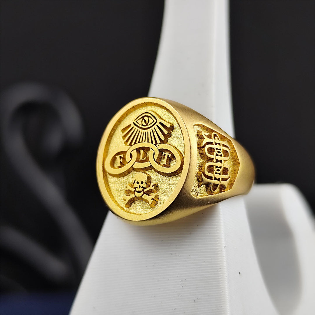 Elegant Odd Fellows FLT signet ring in vermeil, featuring a striking Triple Link design. This gold-plated sterling silver ring is a refined yet bold piece of Masonic jewelry, perfect for those who honor tradition and symbolism. A timeless gift for Freemason members, collectors, and history enthusiasts. Designed with intricate details and high-quality craftsmanship, this ring represents friendship, love, and truth in a sophisticated style.