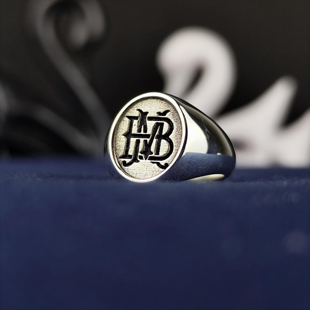 This beautifully crafted monogram ring features a two-letter initial design, making it a unique and personal piece. Made from high-quality silver or gold, this signet ring is perfect for those who love custom jewelry. Whether as a name ring, an initial ring, or a stylish everyday piece, this personalized accessory makes a great gift for men and women. Ideal for celebrating milestones with a special touch.