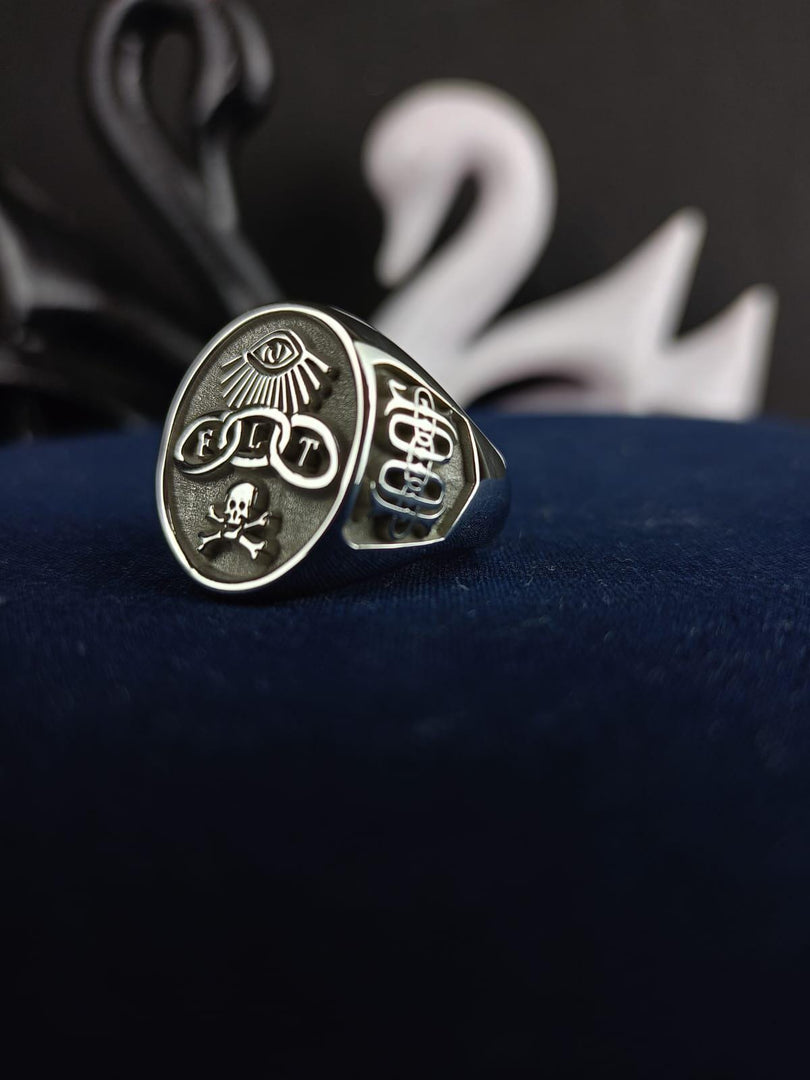 Elegant silver FLT ring with the classic Triple Link design, symbolizing unity and brotherhood. This Odd Fellows Masonic ring is a perfect piece for members of the Freemason fraternity. Made of high-quality materials, this handcrafted signet ring is a meaningful keepsake. Whether worn daily or on special occasions, this Masonic jewelry is a bold and stylish statement, making it a great gift for Masonic collectors and historical jewelry lovers.